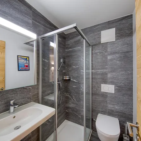 Montagnier B41, Indoor Pool And アパート