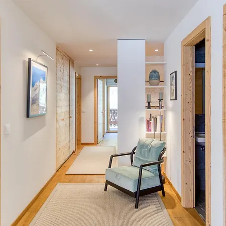 Montagnier B41, Indoor Pool And シャンペリー